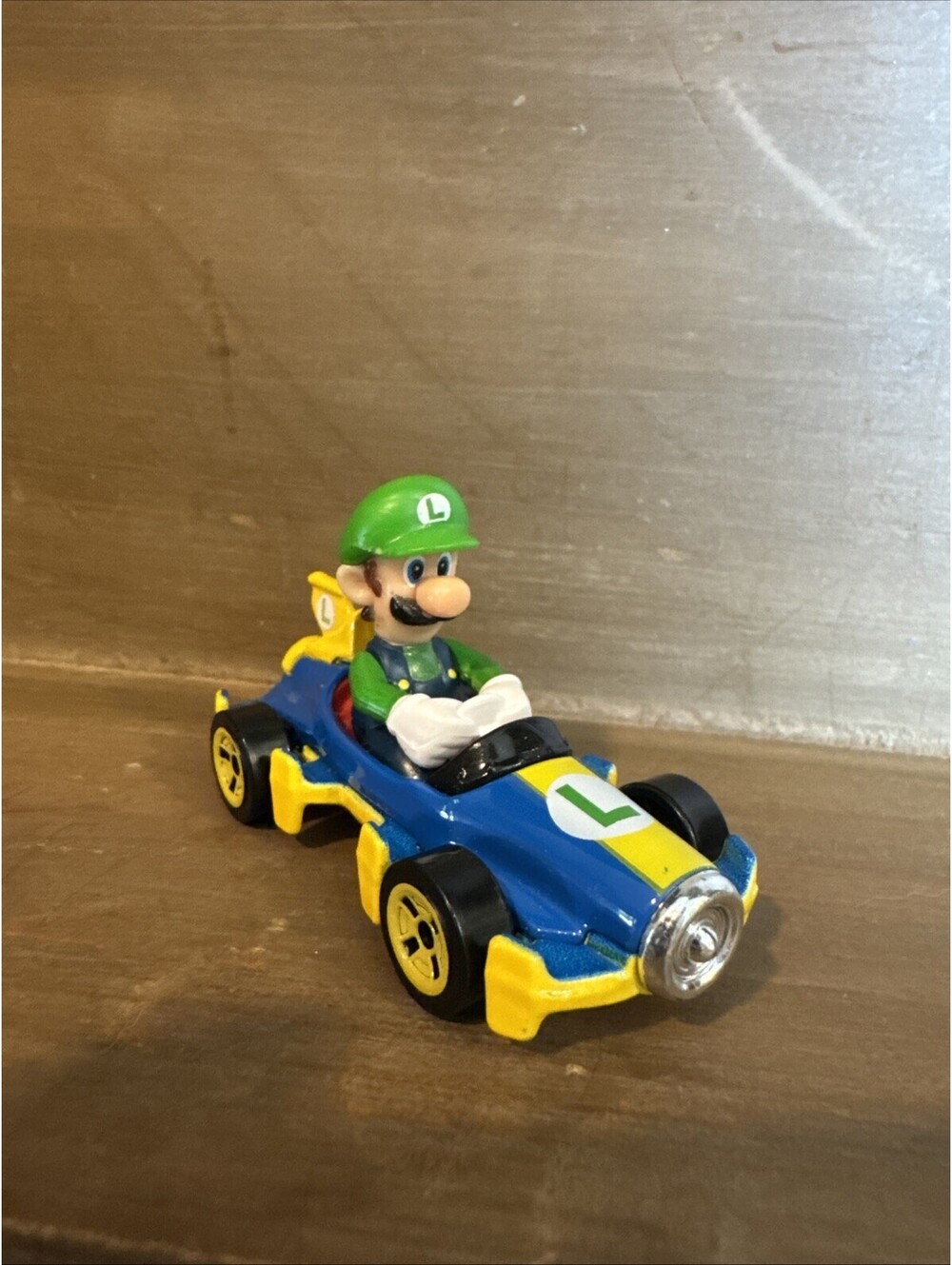 2018 Hot Wheels Mario Kart Luigi Mach 8 Diecast Blue & Yellow Nintendo GBG27 Car
